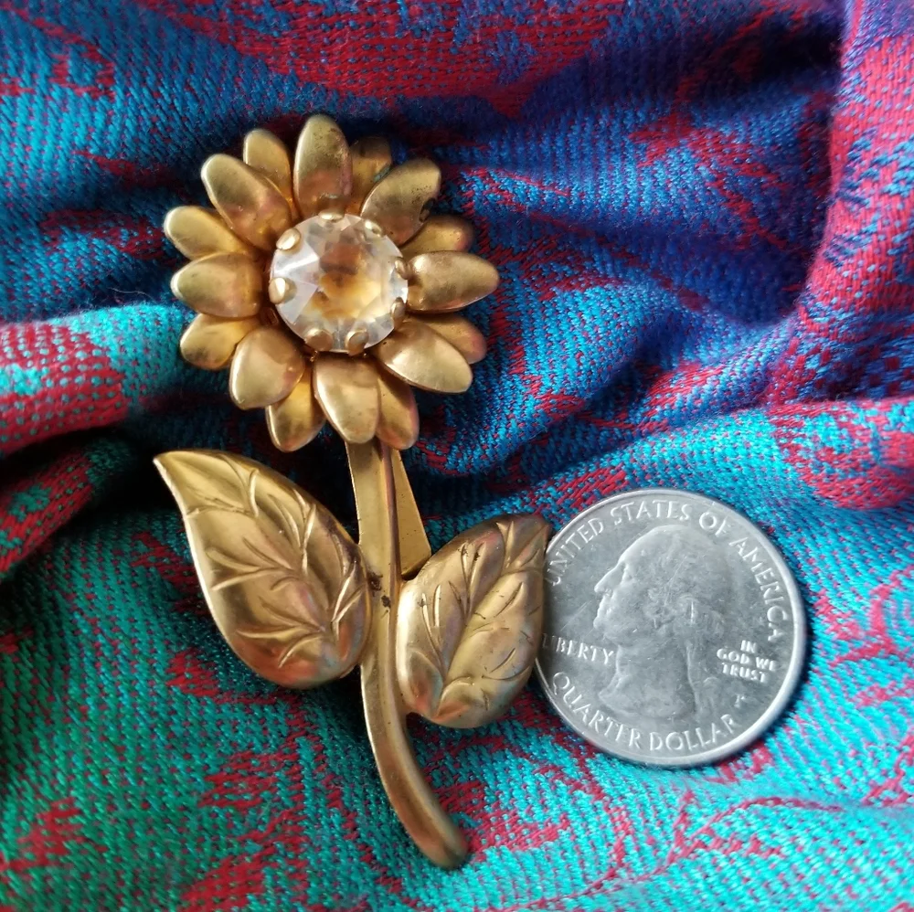 Vintage daisy flower brooch gold tone clear rhinestone flower pin